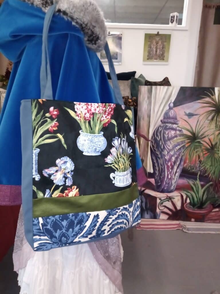 blue vase tote 3