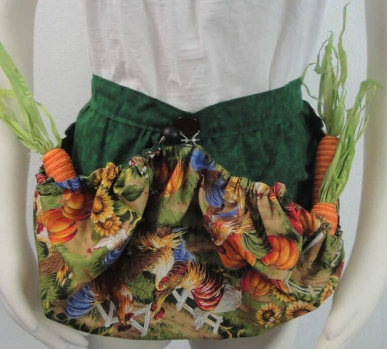 Gathering apron for gardening, eggs, cooking or household. Dual purpose and can be used as a regular apron or gathered to carry eggs or garden items.