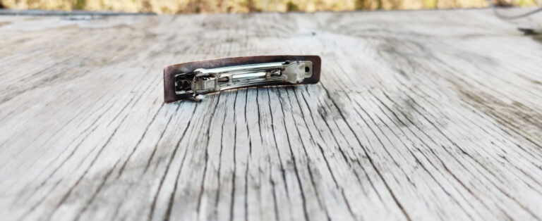 Copperbarrette with a rose cut, teal kyanite stone. The back view of the clip.