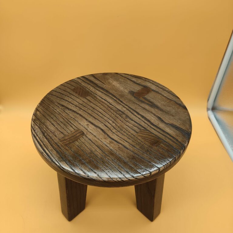 Top detail stool