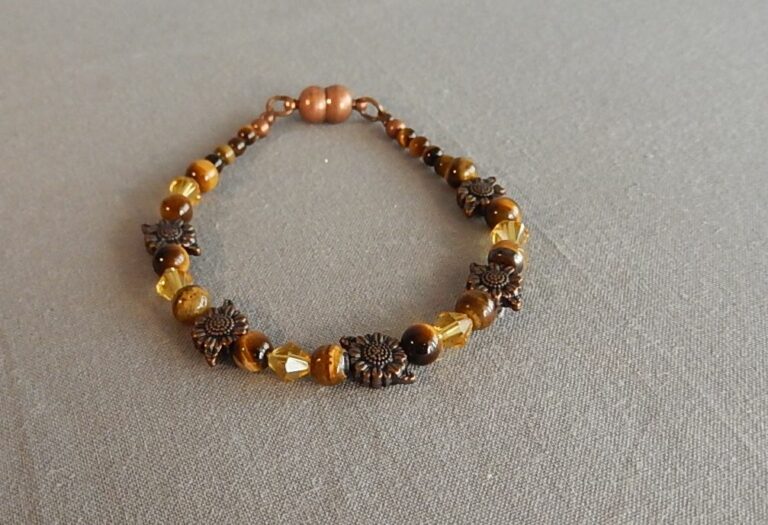 Bracelet with tigereye gemstone and crystal beads