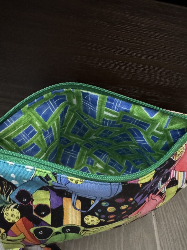 Small pickleball bag w/pickleball court lining