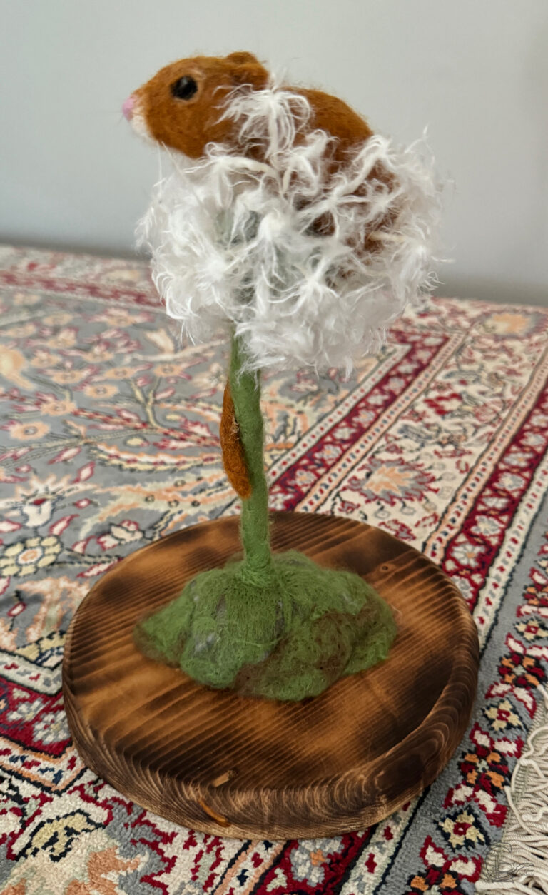 Needle felt mouse with dandeliona