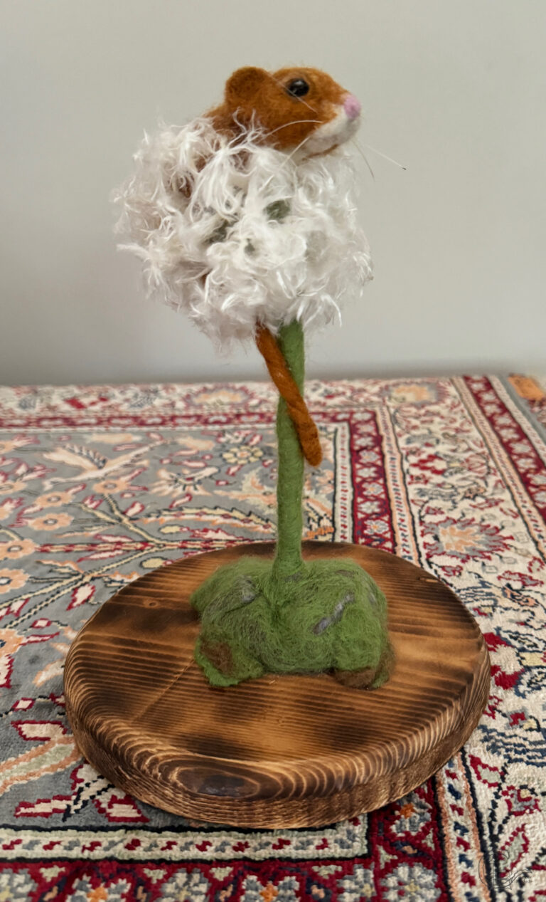 Needle felt mouse with dandelionb