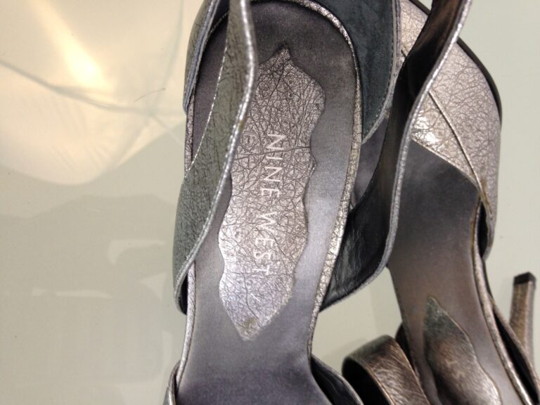 Silver Pumps label