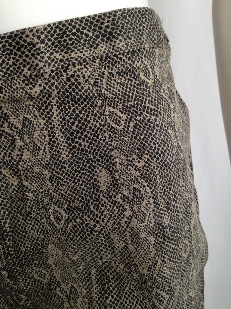 snake capri close up pattern