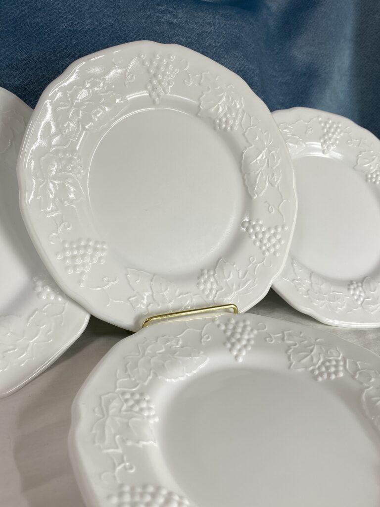 Set of 4 White Salad Plates Grape Harvest Pattern 2 IMG 9037
