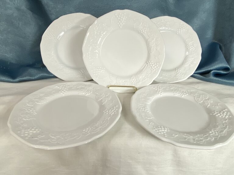 Set of 5 White Salad Plates Grape Harvest Pattern 1 IMG 9040