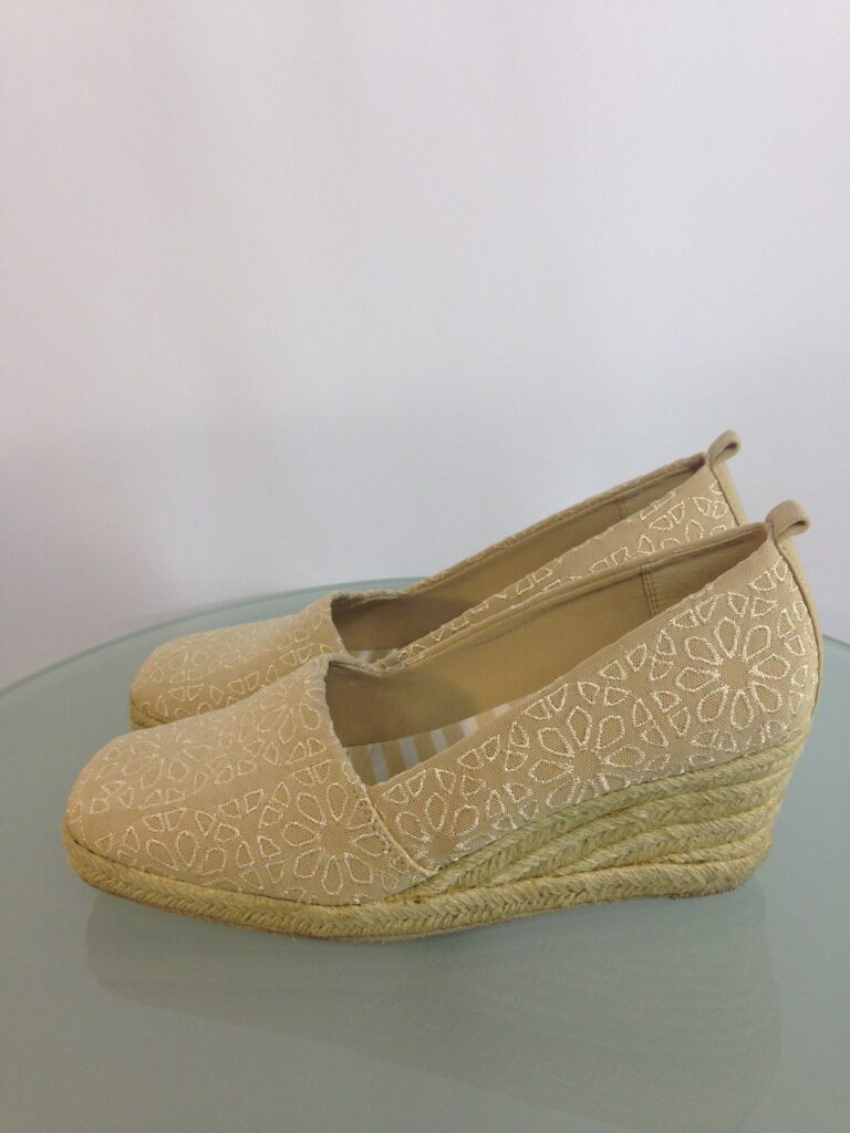 Vintage Liz Claiborne Beige Wedge Espadrille Shoes 5 IMG 0473 beige espadrille side both